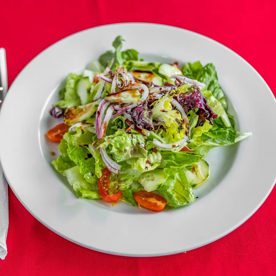 Mista salad with mixed greens and vegetables